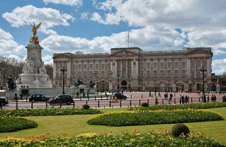 ini dia 7 Istana Terbesar di Dunia