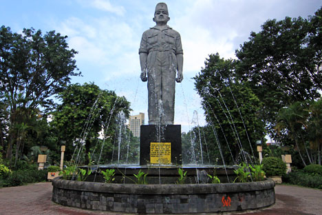 Tentang NGAWI : Monumen Suryo