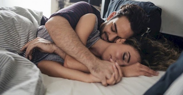Kenapa Suami Suka “Peluk Istri” Saat Tidur?