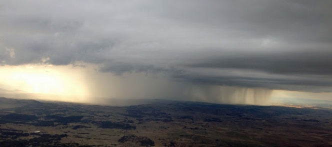 Keren! Foto Gumpalan Awan Yang Mengeluarkan Hujan