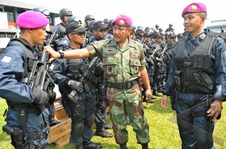 &#91;PICS ONLY&#93; Senapan dan Pistol yang digunakan TNI/Polri