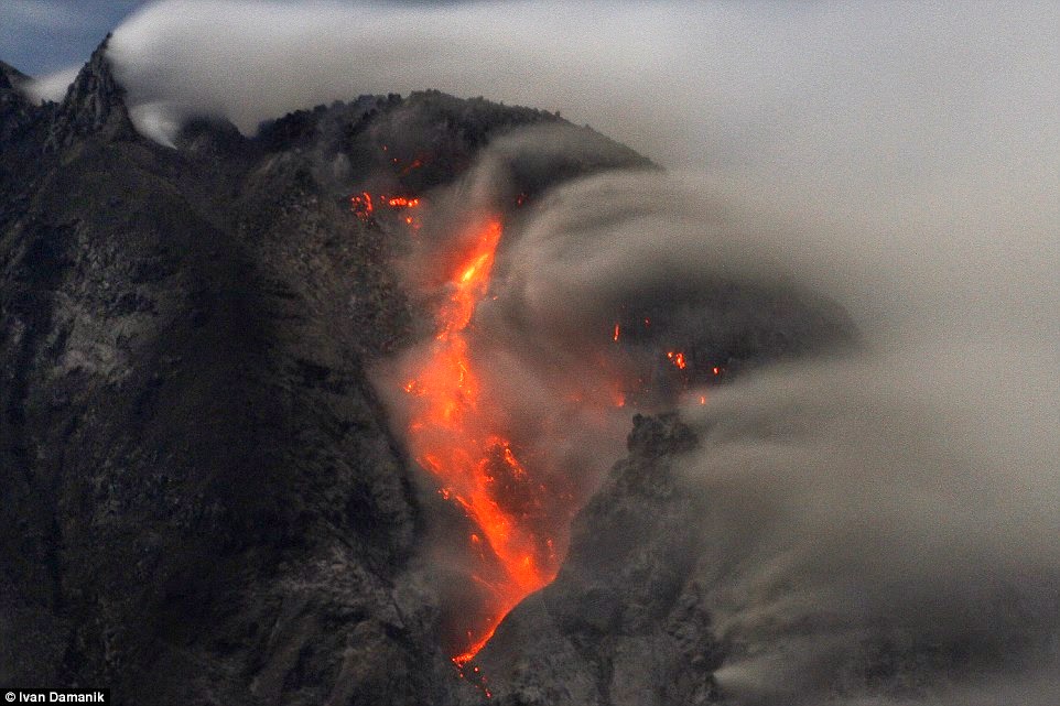 Foto-Foto Dahsyatnya Letusan Erupsi Gunung Sinabung