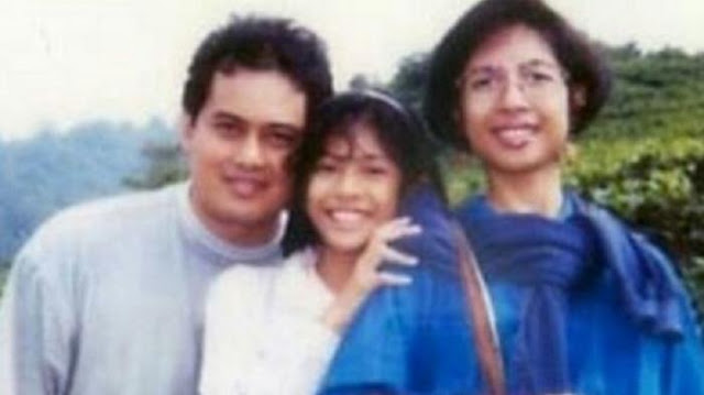 Coba Tebak Gan Siapakah Gadis Manis di Tengah Ayah Ibunya Ini ?