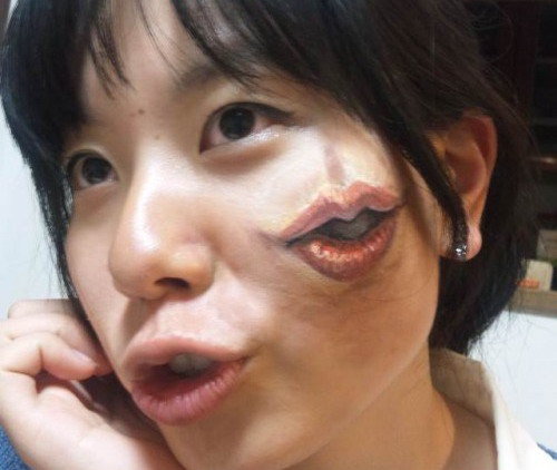 gadis ini membuat lukisan extreme di tubuh