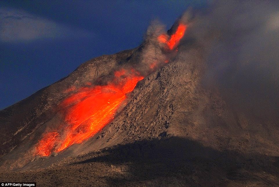 Foto-Foto Dahsyatnya Letusan Erupsi Gunung Sinabung