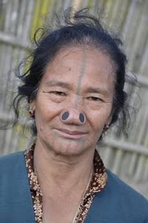 Wanita Suku Apatani Sumpal Hidung Agar Terlihat Jelek