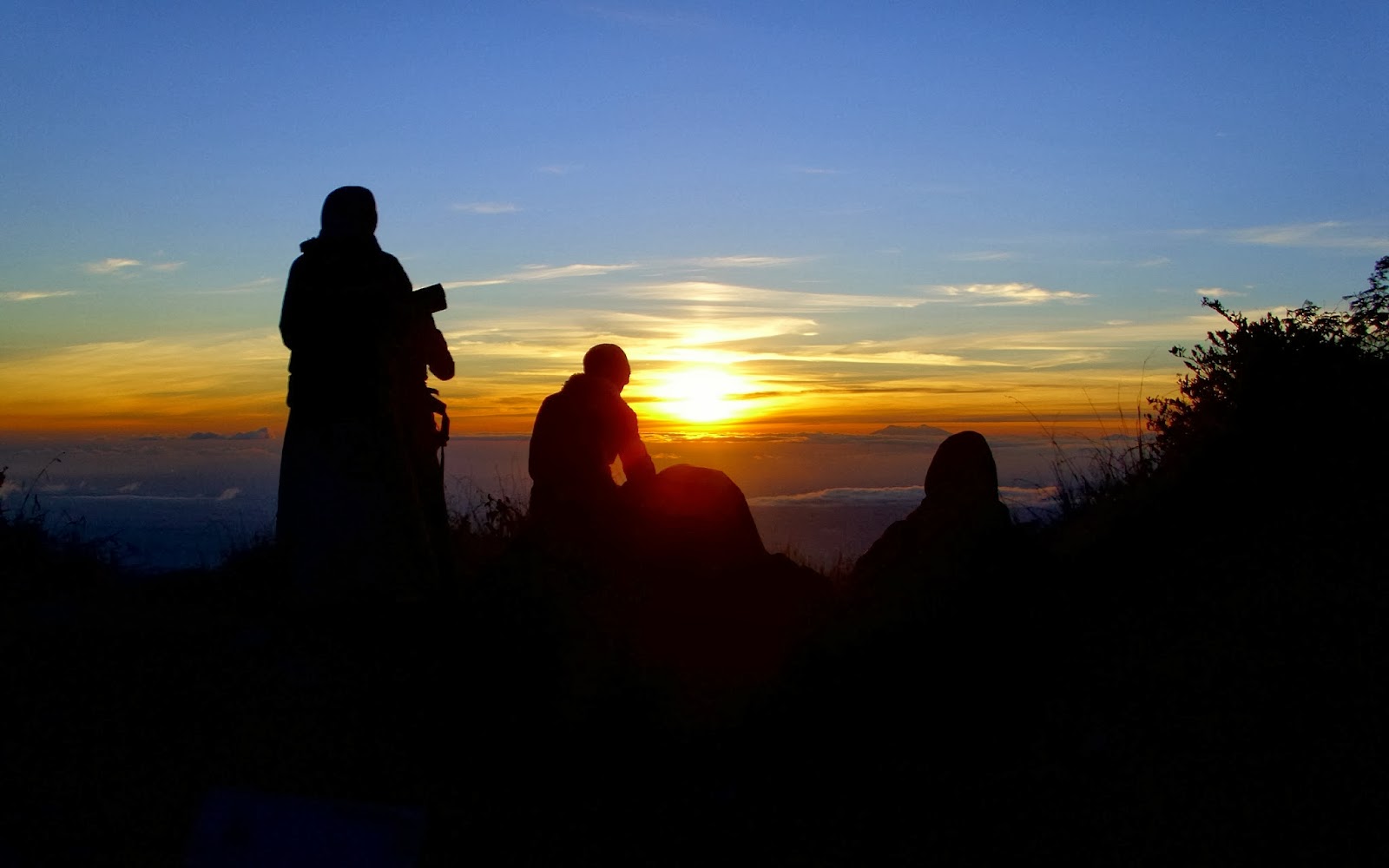 Menjelajah 7 Gunung Terindah di Indonesia Tercinta