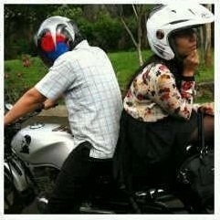 Gaya duduk boncengan di Motor (Agan yang mana ?)