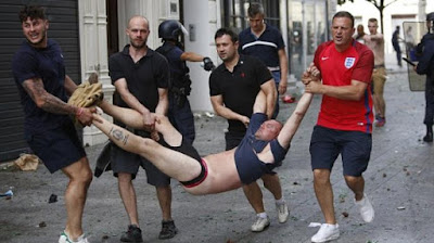 Foto Foto Kerusuhan Suporter Inggris Vs Rusia gan.....