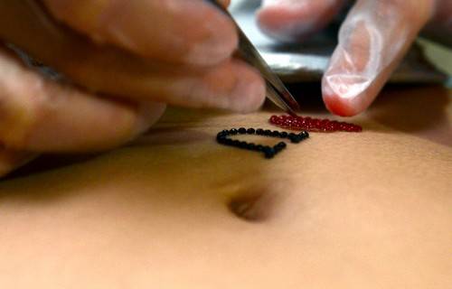Vajazzling - Seni Menghiasi Perut Wanita dengan Tatto Kristal