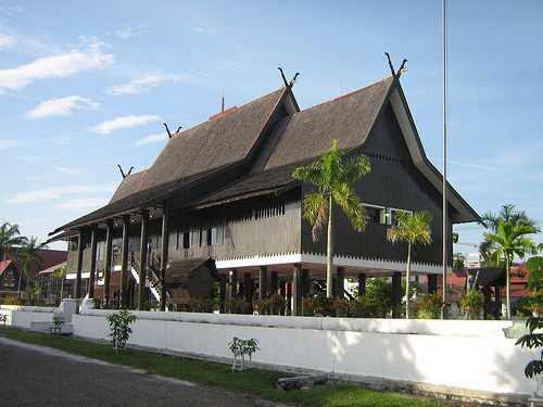 Rumah Khas Suku Dayak ( HUMA BETANG )
