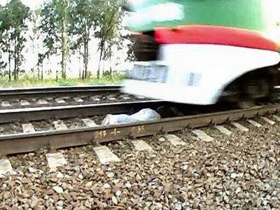 Foto Paling Nekat Gadis Tidur di Bawah Kereta Api yang Melaju Cepat