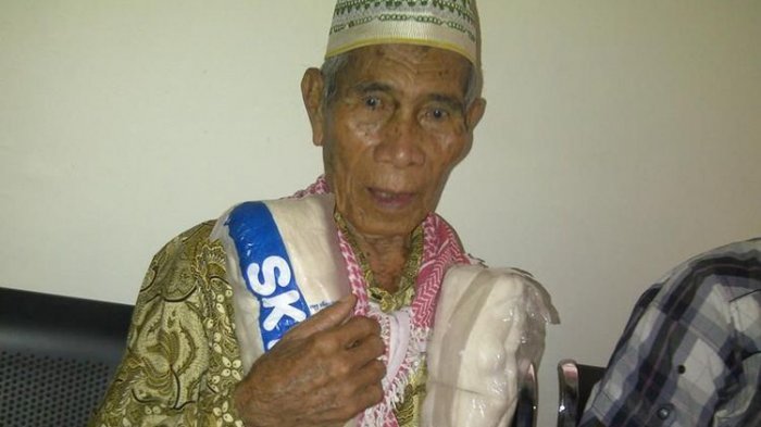 Sedih, Kakek Ini Bawa Kain Kafan untuk Tantang Sumpah Pocong Anak Kandungnya