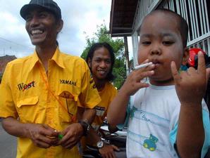 Kelakuan bejat kaum kufar yg ditiru muslim dan malah bangga