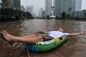 Gaya Turis Jerman &quot;Nikmati&quot; Banjir Jakarta 