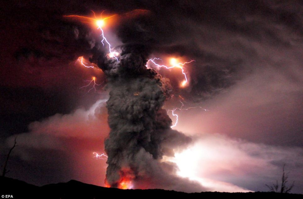 Volcanic Lightning, fenomena petir di atas letusan gunung berapi :cool