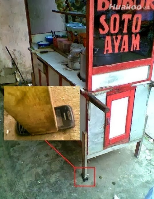 Woow &#91;FOTO&#93; Sangar, Coba Lihat Gan Apa yg Dilakukan Tukang Soto Ayam ama HP Nokia ini