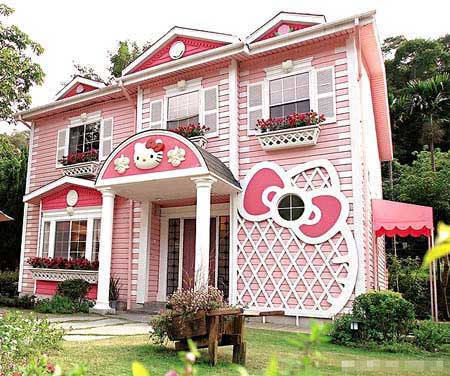 Rumah-rumah dengan warna cat yang unik