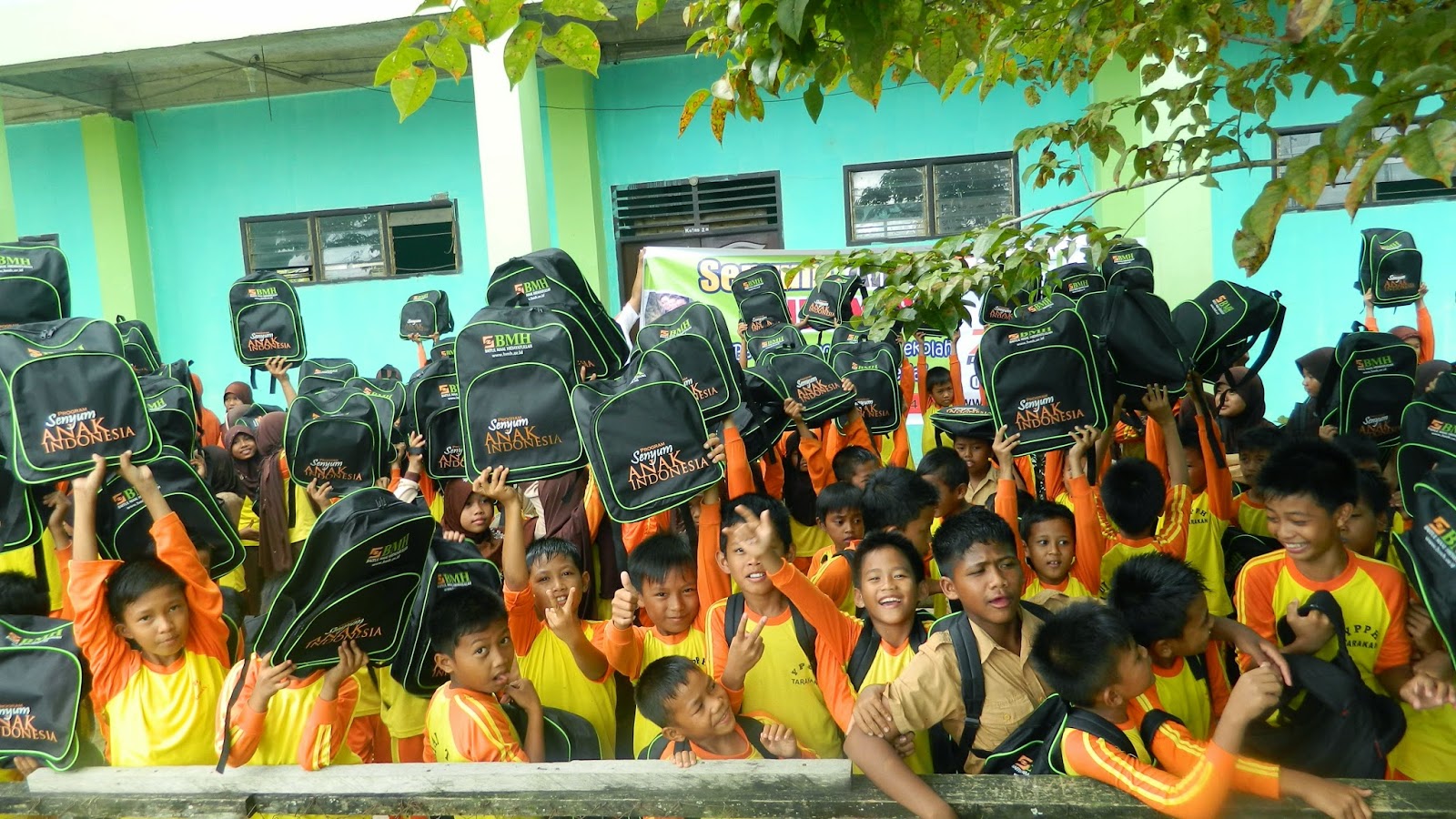 Bagi 10.000 Paket Perlengkapan Sekolah Serentak Se Indonesia BMH Pecahkan Rekor Muri