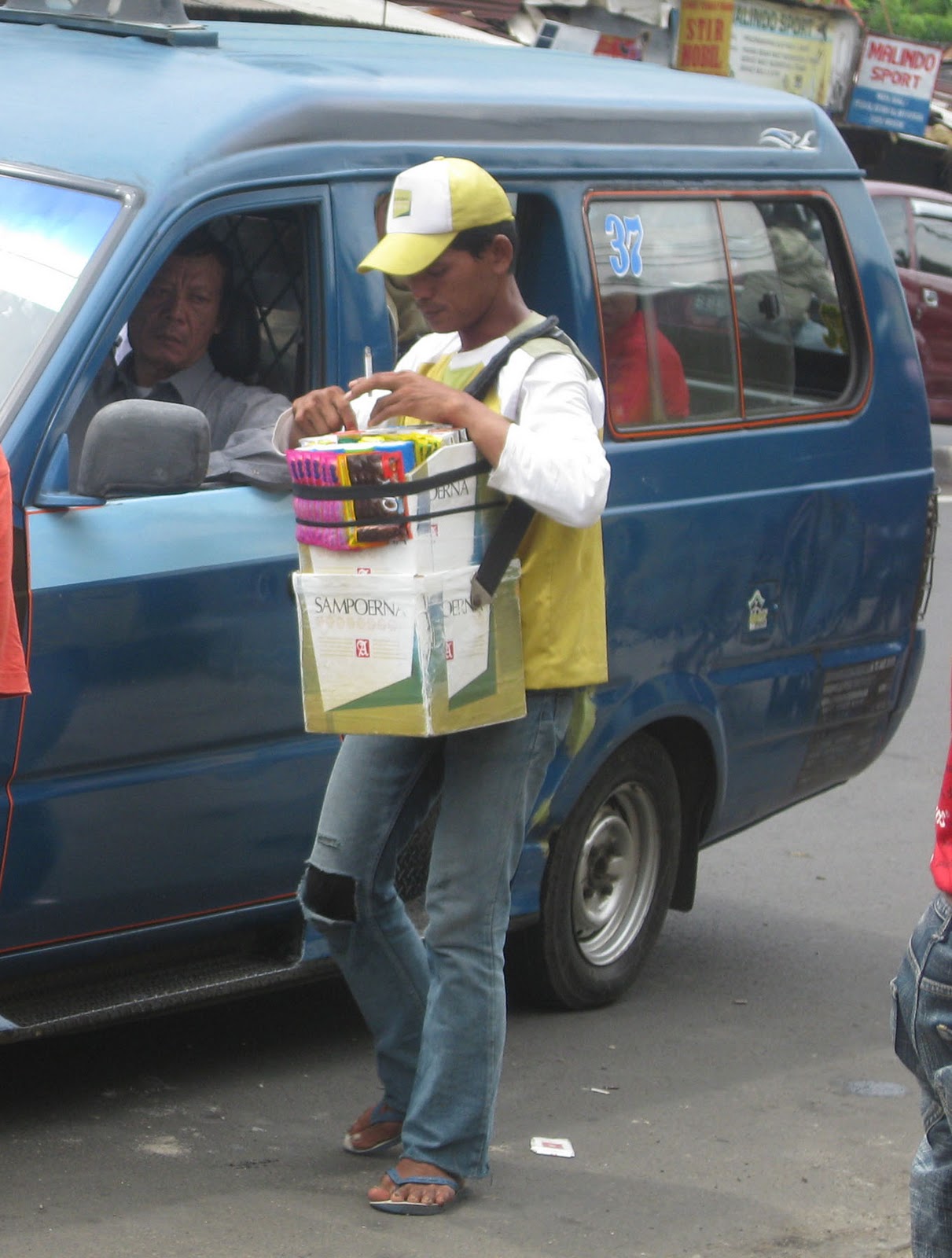 Luar Biasa, Hanya Di Indonesia Lo Bisa Menemukan 20 Pekerjaan di Lampu Merah