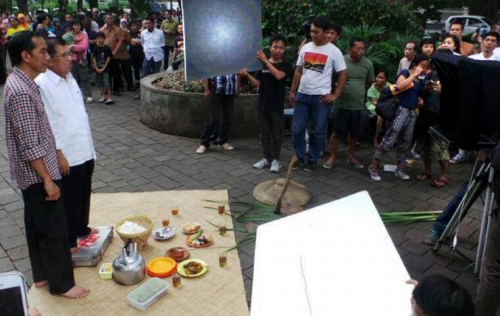 [Pencitraan Tiada Henti] Gaya Jokowi Naik Bajaj Bisa Jadi Bahan Guyonan