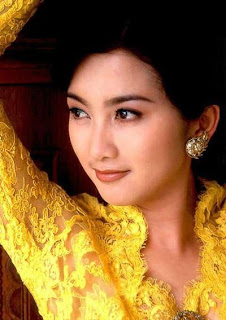 2 Cagub Jabar "Naksir" Dessy Ratnasari