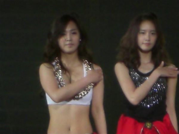 Hwang mi hee VS Yuri snsd (bb dikit)