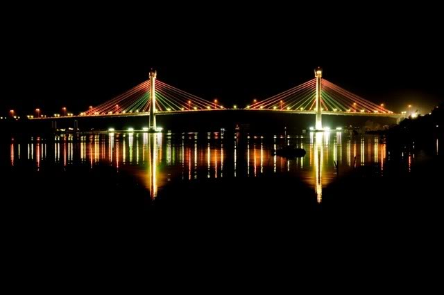 Jembatan-Jembatan Indah dimalam hari (Indonesia)