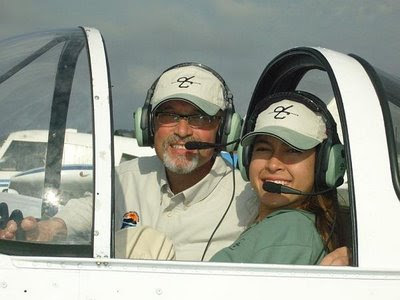 pilot ini menerbangkan pesawat dengan kaki doang