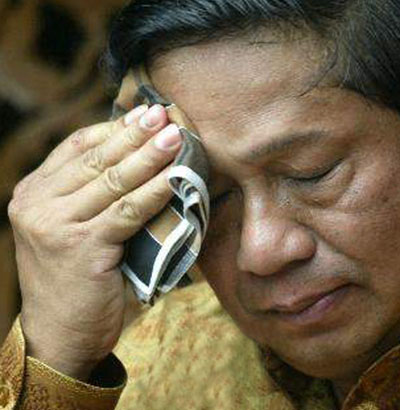 Setujukah anda? Kalau SBY jadi Bintang Iklan coklat &quot;SNEAKERS&quot; ?