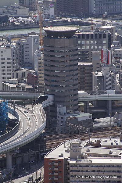 Di Jepang, Ada Gedung ditembus Jalan Toll