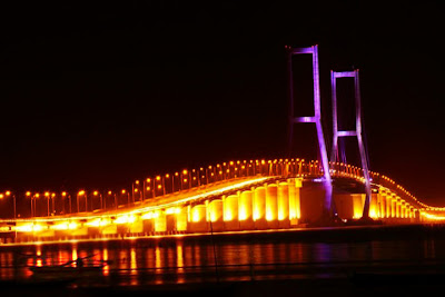 Jembatan-Jembatan Indah dimalam hari (Indonesia)