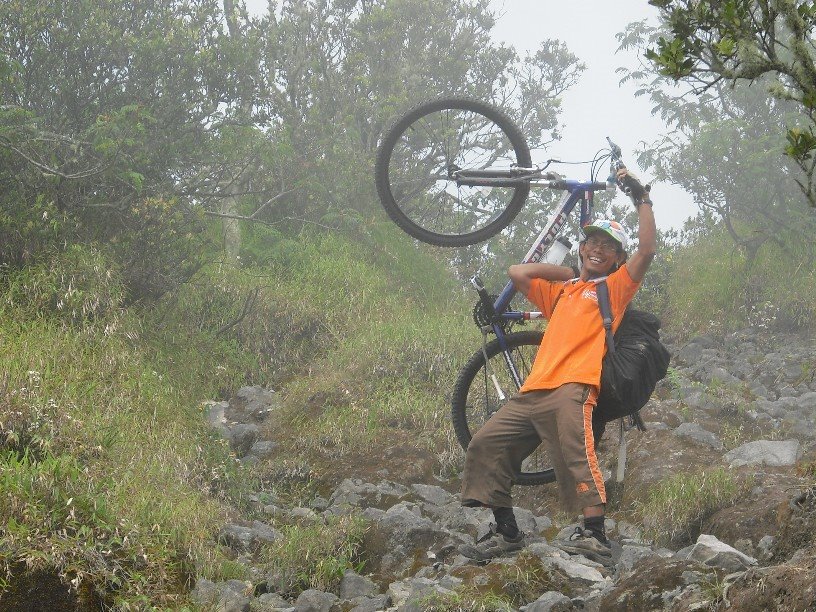 Iwan Sunter, BERSEPEDA mendaki 13 Puncak Gunung