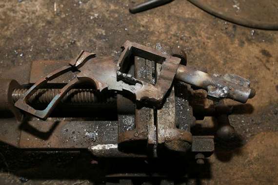 Pabrik Pembuatan Senjata Api Ilegal {full pict}