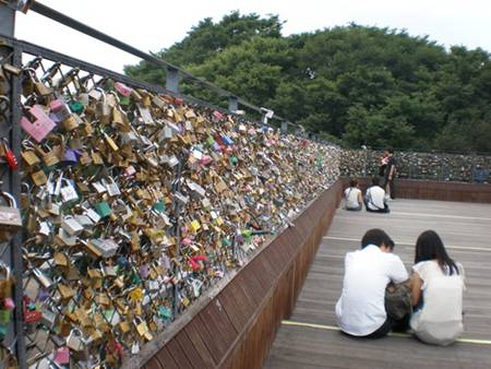 &quot;Love Lock&quot;, Mengabadikan Cinta lewat Gembok di N Seoul Tower