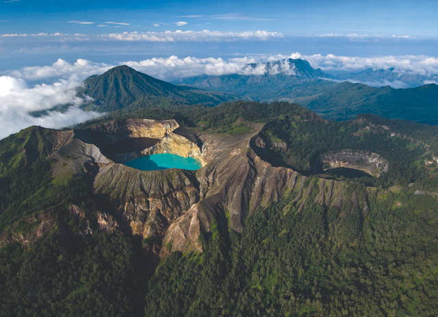 5 Daftar Kawah Gunung di Indonesia yang Eksotik