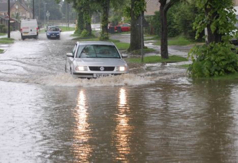Pertolongan Pertama Bila Mobil Terendam Banjir