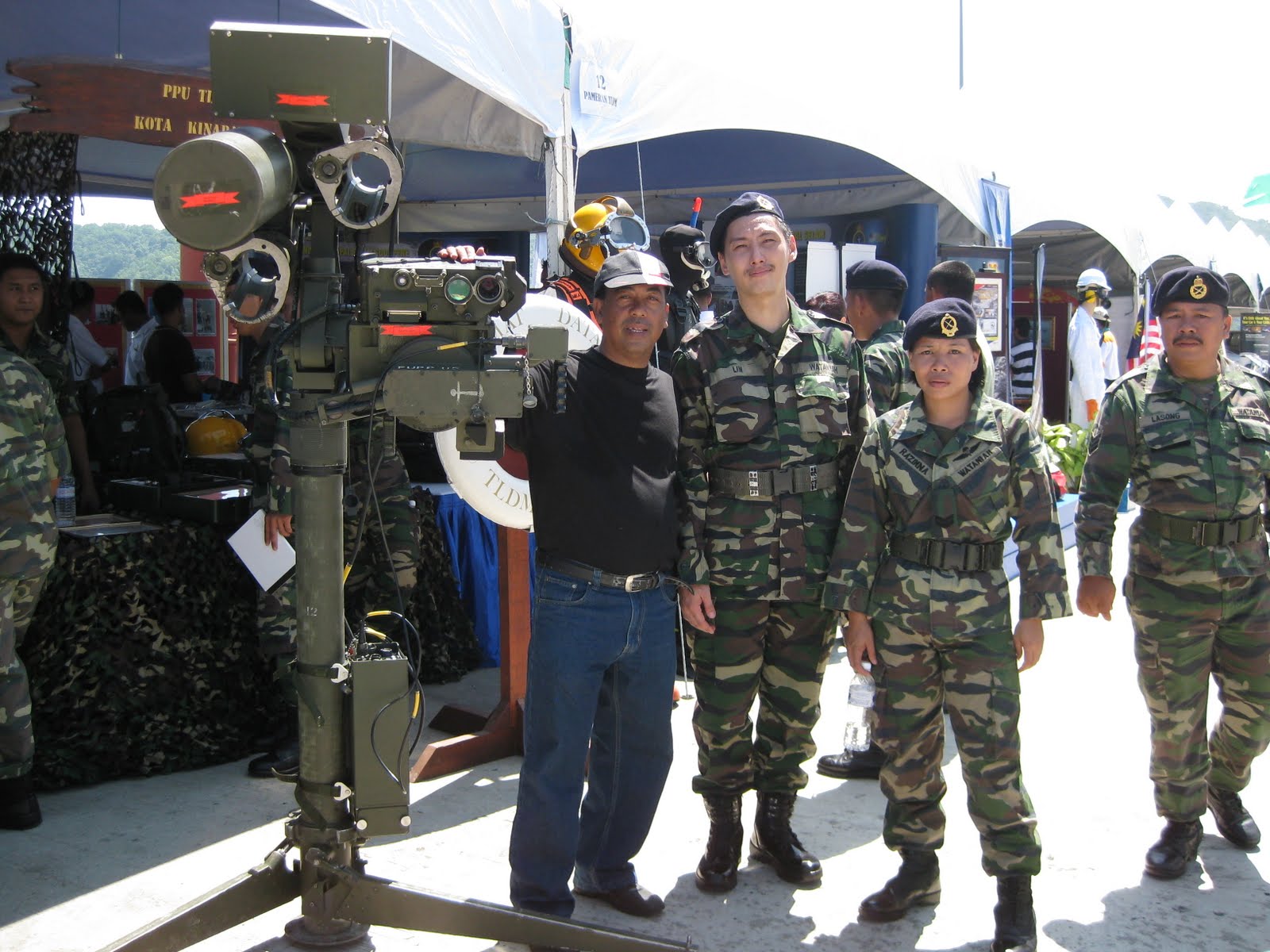 Baret Marinir Malaysia warnanya sama dengan baret Marinir Indonesia.