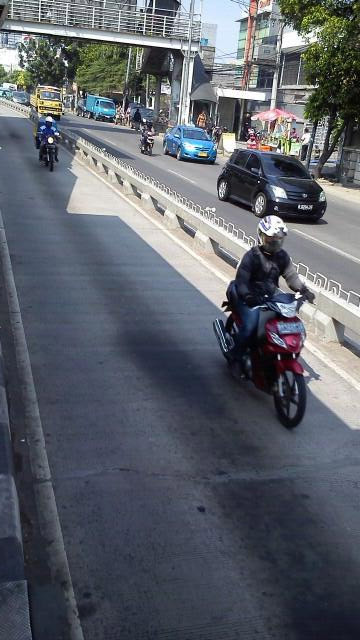 FOTO: Penampakan Kendaraan Bermotor (Mobil Dan Sepeda Motor) Penerobos Jalur Busway