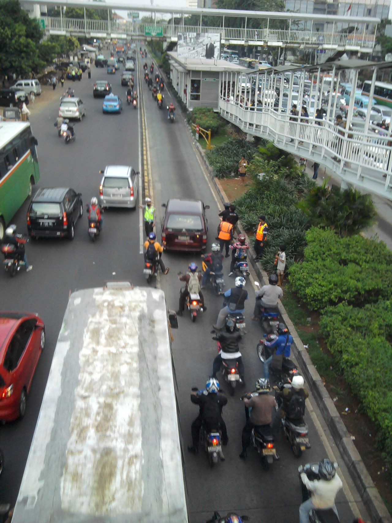 FOTO: Penampakan Kendaraan Bermotor (Mobil Dan Sepeda Motor) Penerobos Jalur Busway