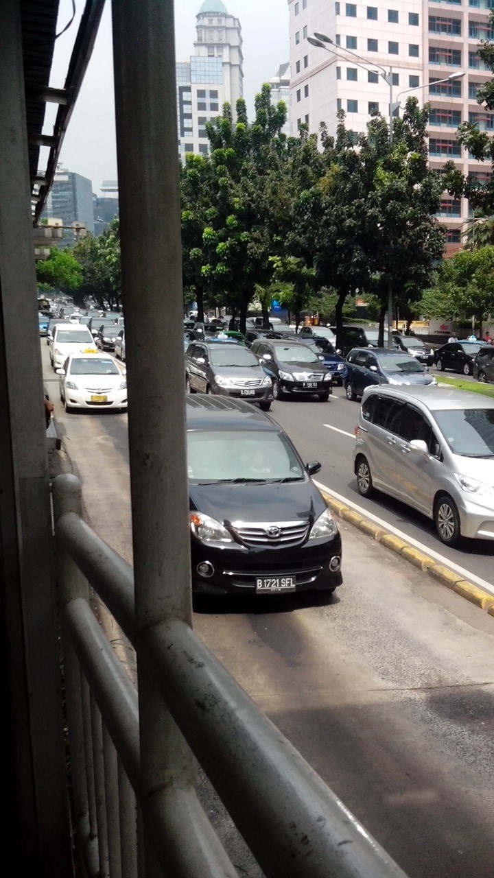 FOTO: Penampakan Kendaraan Bermotor (Mobil Dan Sepeda Motor) Penerobos Jalur Busway