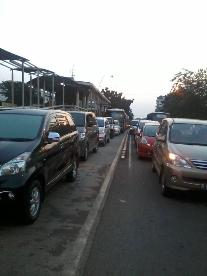 FOTO: Penampakan Kendaraan Bermotor (Mobil Dan Sepeda Motor) Penerobos Jalur Busway