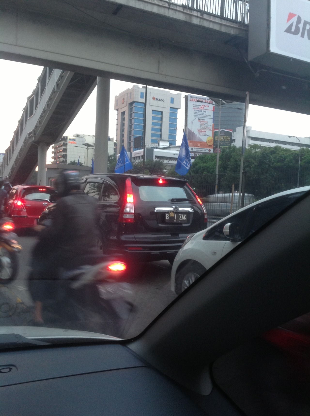 FOTO: Penampakan Kendaraan Bermotor (Mobil Dan Sepeda Motor) Penerobos Jalur Busway