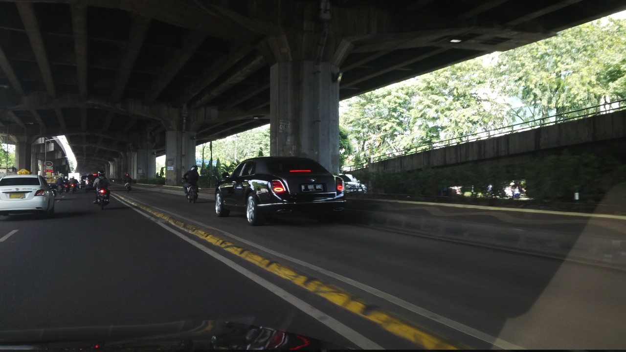 FOTO: Penampakan Kendaraan Bermotor (Mobil Dan Sepeda Motor) Penerobos Jalur Busway