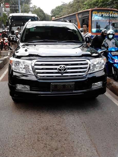 FOTO: Penampakan Kendaraan Bermotor (Mobil Dan Sepeda Motor) Penerobos Jalur Busway