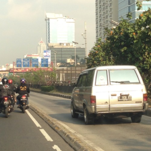 Lihat Penerobos Jalur Busway, Potret dan Laporkan ke Polisi