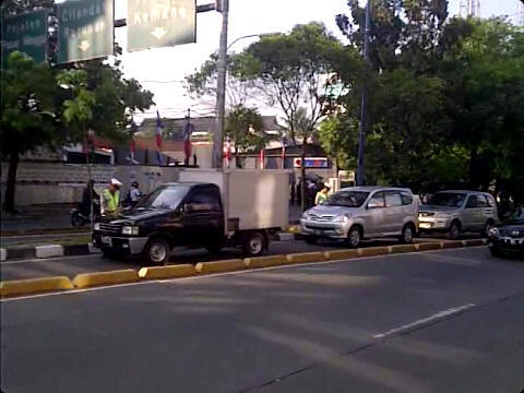 FOTO: Penampakan Kendaraan Bermotor (Mobil Dan Sepeda Motor) Penerobos Jalur Busway