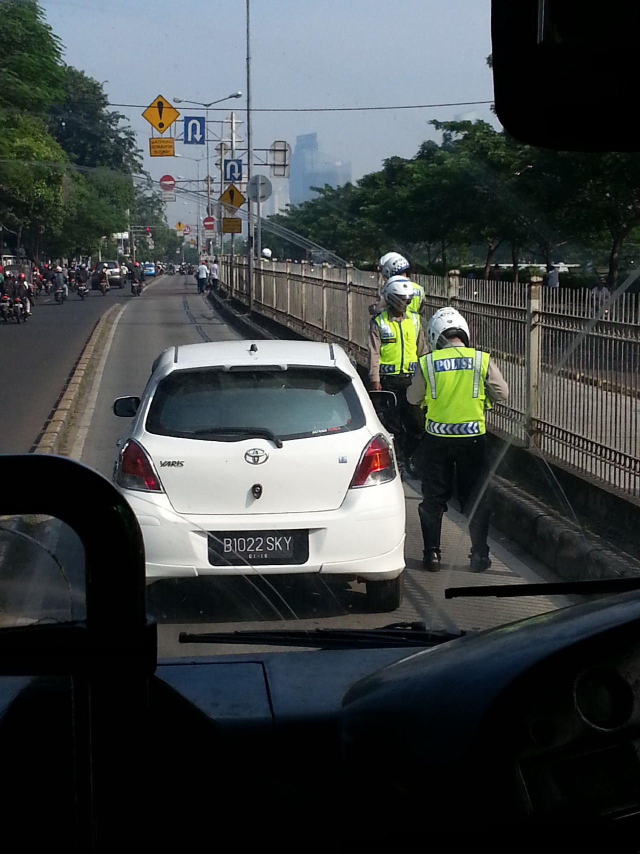 FOTO: Penampakan Kendaraan Bermotor (Mobil Dan Sepeda Motor) Penerobos Jalur Busway