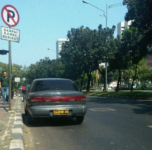 Mobil ini Ketangkap Basah di Parkiran