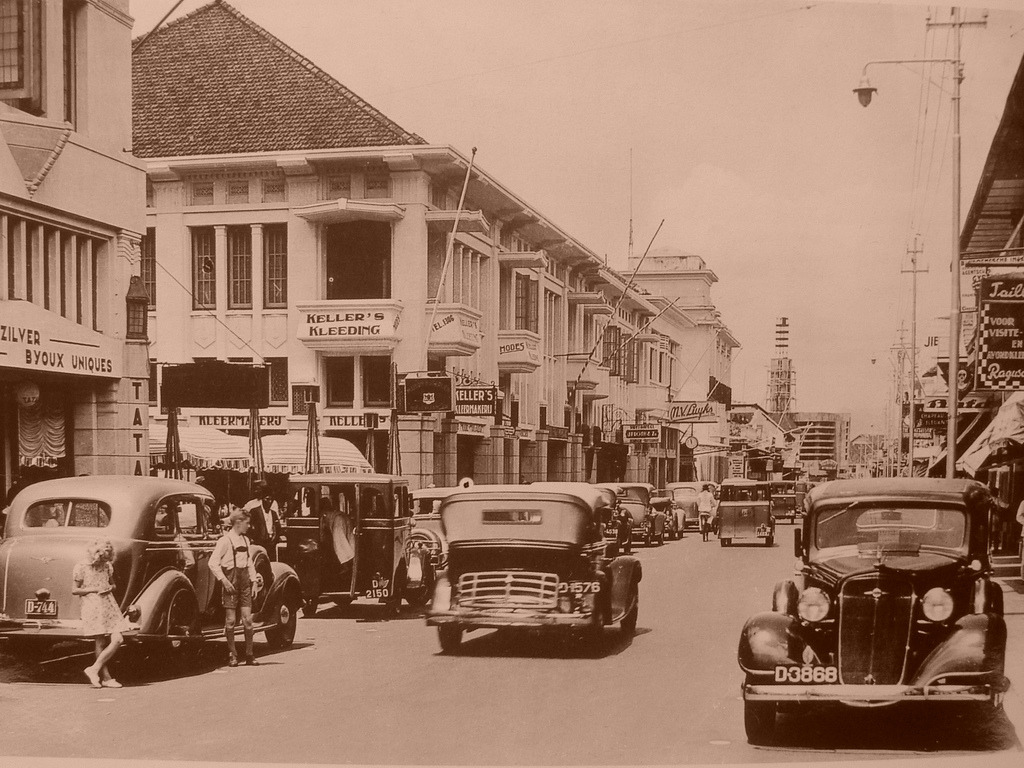 Foto keren beda zaman Jalan Braga, Bandung (1930 - 2011)